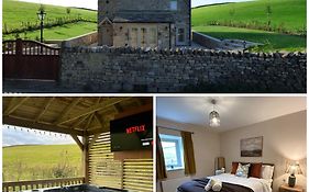 Private Luxury Barn Stay With Hot Tub And Outdoor Entertainment, Yorkshire Dales Sleeps 10!